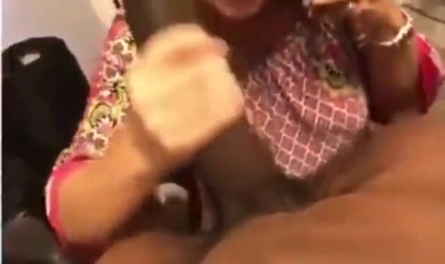 Housewife describes the massive dick she's sucking to her husband on the phone