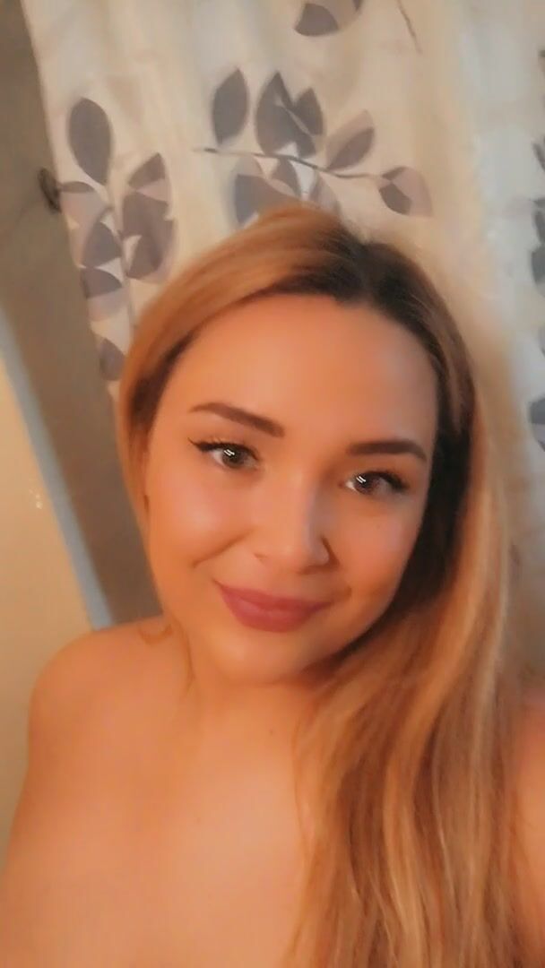 Most moms relax on Sundays, this mom likes to show off her mom bod!