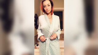 Ugly robe but nice Mombod ????