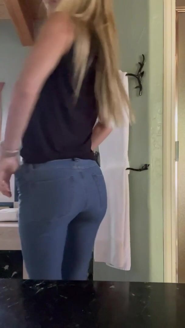 Hope you like my nakey milf booty