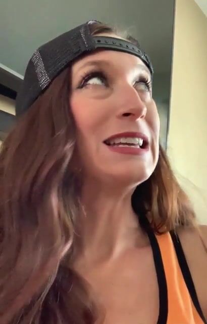 Spreading my pregnant lips because I’m a naughty milf!