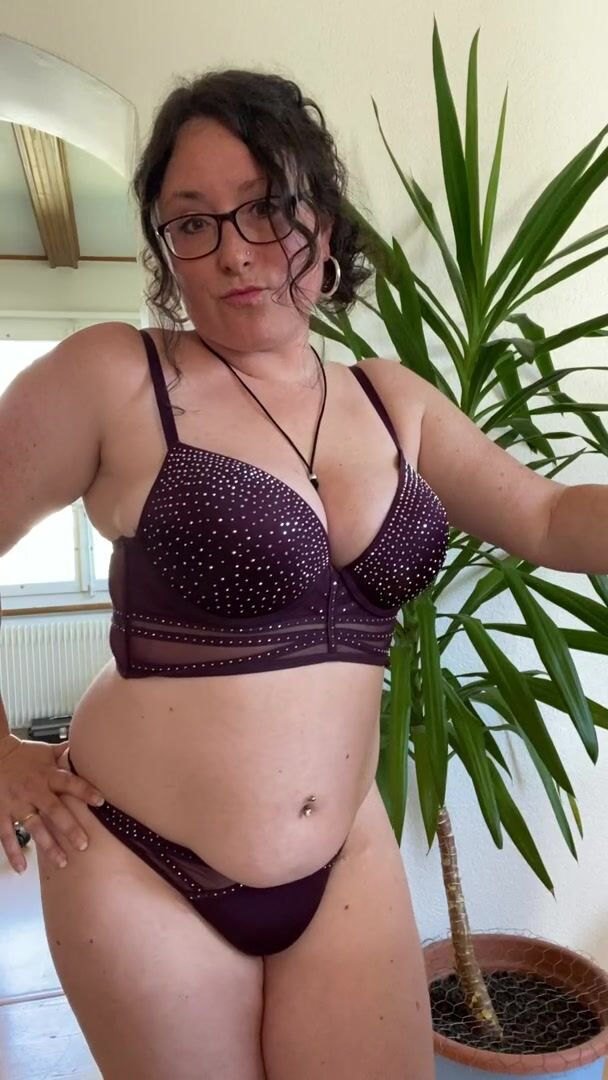 40 year old sexy milf ready to help to you live out your fantasies