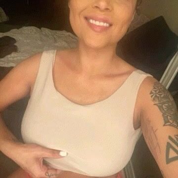 Mom of two smile or tittys?